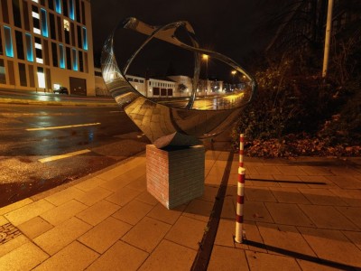 Shiny_Sculpture_Night.jpg